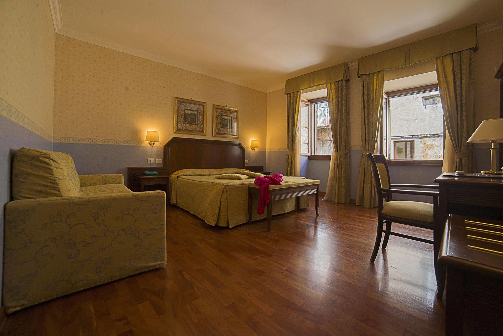 Hotel Filippeschi ออร์เวียโต ภายนอก รูปภาพ